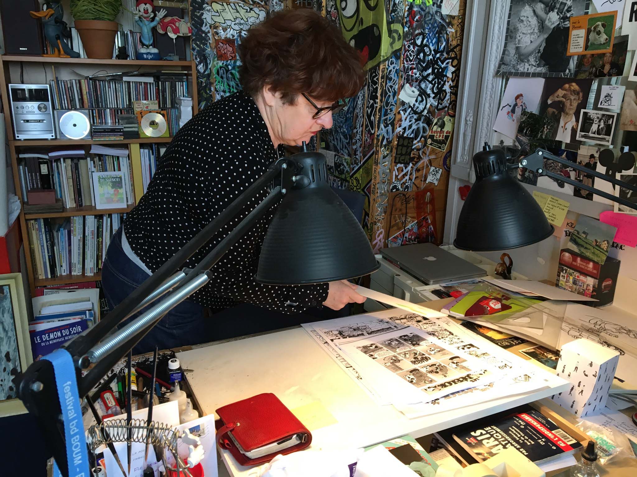Florence Cestac présentant ses planches de bande dessinée